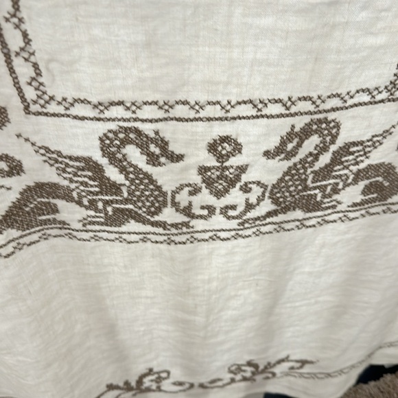 8 foot linen tablecloth with taupe stitching - Picture 3 of 6